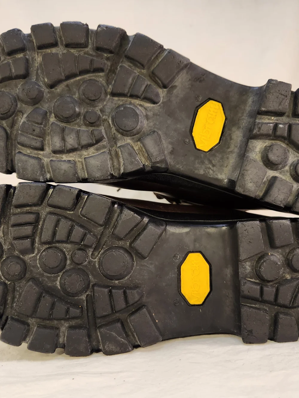 CABELAS  GORETEX VIBRAM SOLE HIKING BROWN LEATHER MEN BOOTS SIZE 10/44